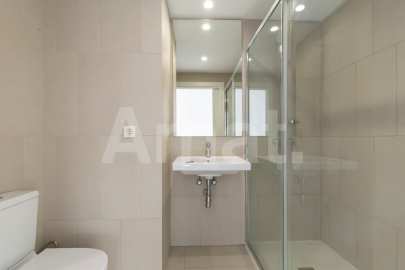 Magnificent Corner Apartment for Rent in Prime Location near Plaça Europa, L'Hospitalet -29