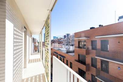 Magnificent Corner Apartment for Rent in Prime Location near Plaça Europa, L'Hospitalet -3