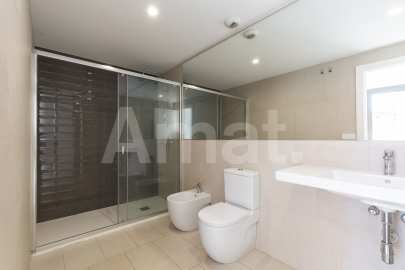 Magnificent Corner Apartment for Rent in Prime Location near Plaça Europa, L'Hospitalet -6