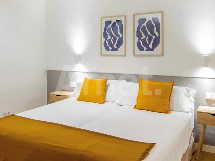 1840 APARTMENTS– Renovated and furnished 2-bedroom flat with pool -11