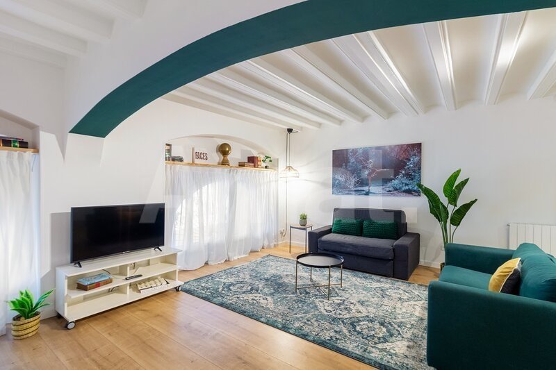1840 APARTMENTS– Renovated and furnished 2-bedroom flat with pool -5