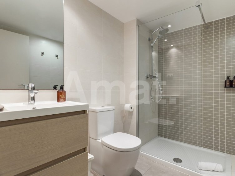 1840 APARTMENTS– Renovated and furnished 2-bedroom flat with pool -9