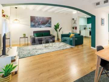 1840 APARTMENTS– Renovated and furnished 2-bedroom flat with pool