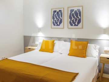 1840 APARTMENTS– Renovated and furnished 2-bedroom flat with pool -11