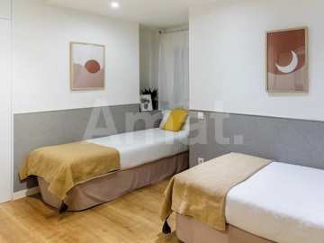 1840 APARTMENTS– Renovated and furnished 2-bedroom flat with pool -13