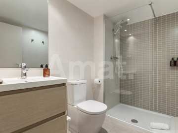 1840 APARTMENTS– Renovated and furnished 2-bedroom flat with pool -9