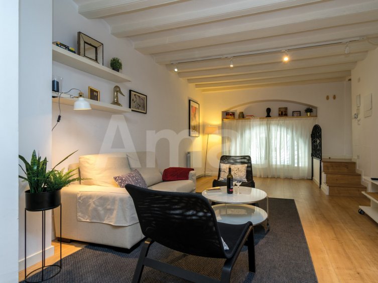 1840 APARTMENTS– Renovated and furnished studio with pool -5