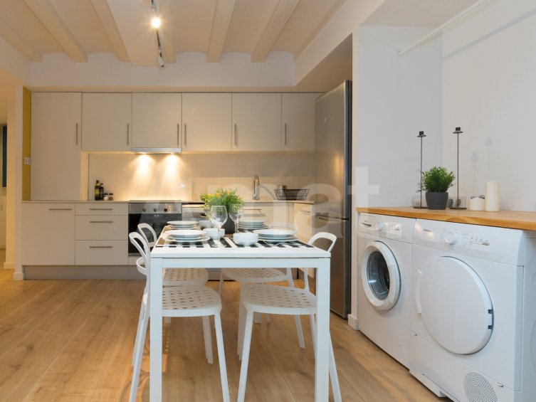 1840 APARTMENTS– Renovated and furnished studio with pool -6