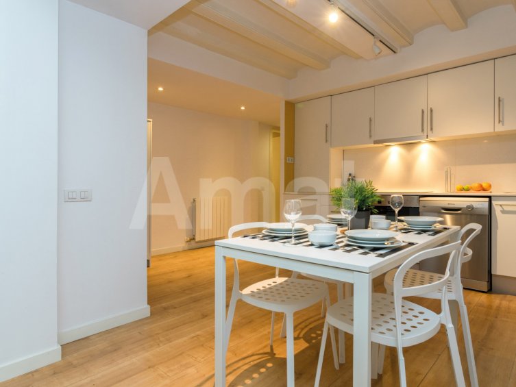1840 APARTMENTS– Renovated and furnished studio with pool -7