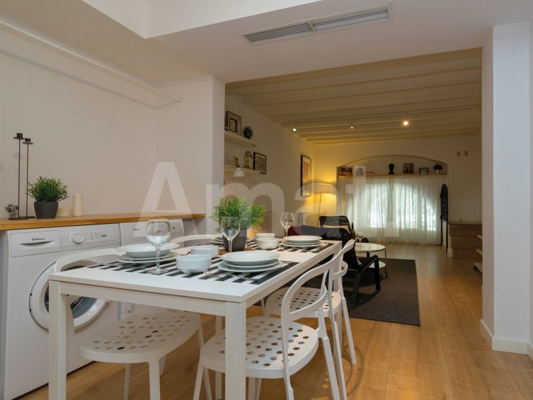 1840 APARTMENTS– Renovated and furnished studio with pool -8
