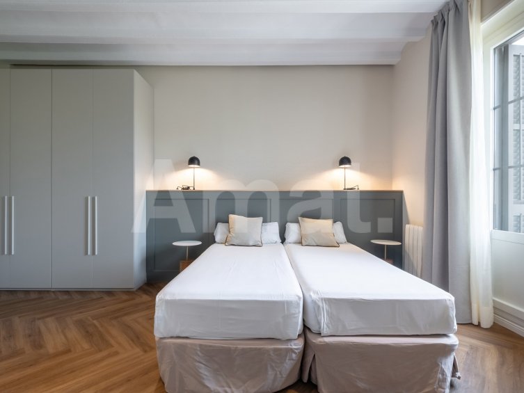 1840 APARTMENTS– Renovated and furnished 3-bedroom flat with pool -13