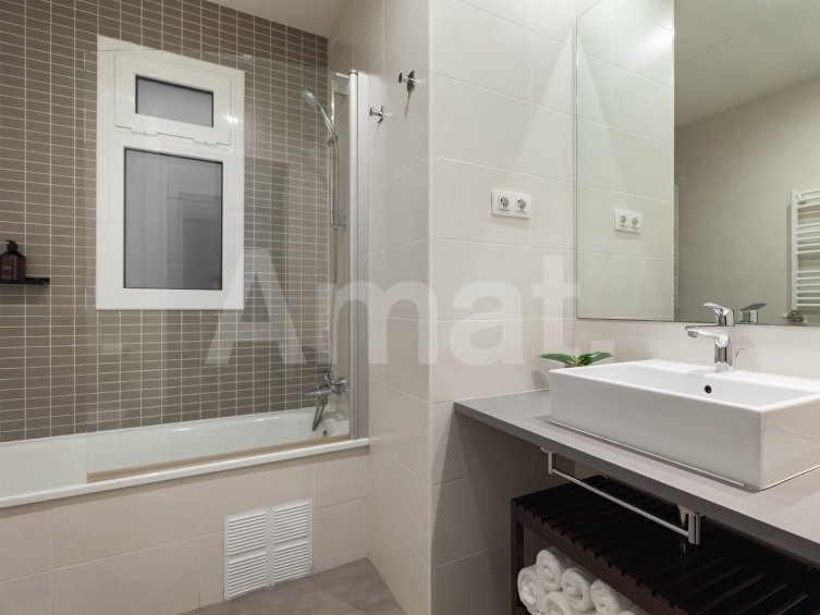 1840 APARTMENTS– Renovated and furnished 3-bedroom flat with pool -17