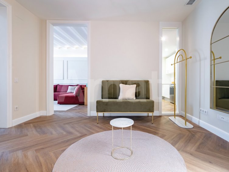 1840 APARTMENTS– Renovated and furnished 3-bedroom flat with pool -5