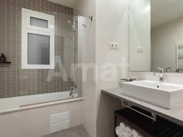 1840 APARTMENTS– Renovated and furnished 3-bedroom flat with pool -17