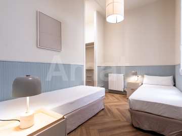 1840 APARTMENTS– Renovated and furnished 3-bedroom flat with pool -18