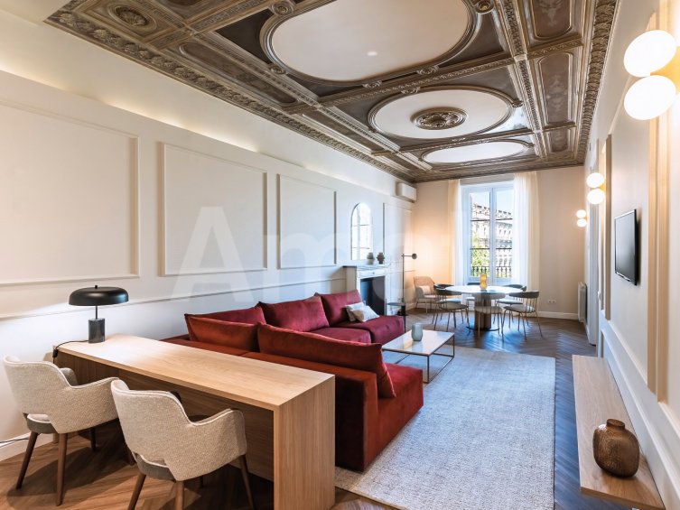 1840 APARTMENTS– Piso reformado y amueblado con 3 dorm. y piscina