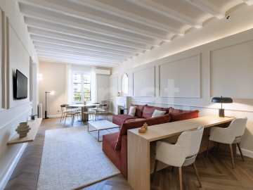 1840 APARTMENTS– Piso reformado y amueblado con 3 dorm. y piscina