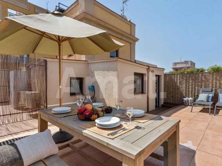 1840 APARTMENTS- Àtic-estudi reformat i moblat amb piscina