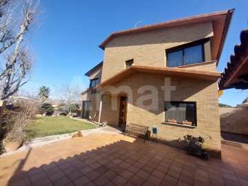 Xalet de 233 m2 construïts sobre una parcel·la de 420 m2 a Mirasol
