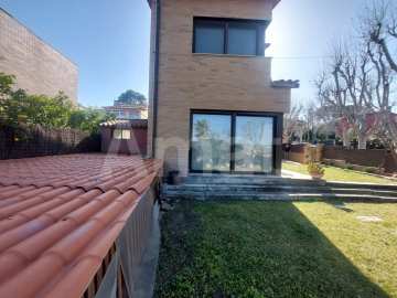 Xalet de 233 m2 construïts sobre una parcel·la de 420 m2 a Mirasol -2
