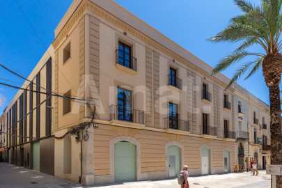 Piso nuevo con piscina, en el centro -7