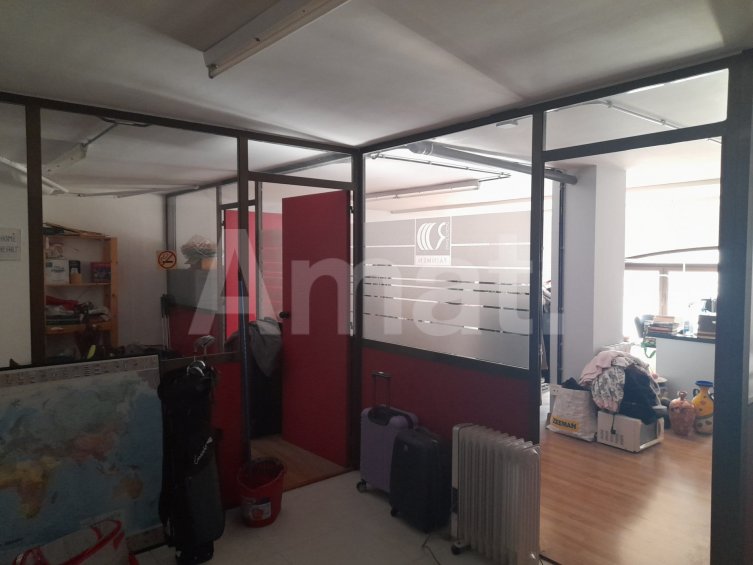Magnificent Renovated Commercial Space in the Centre -8
