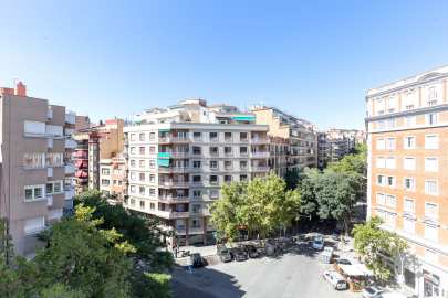 Flat with tourist license and views of the Sagrada Familia -36