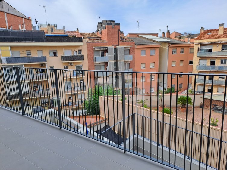 JOSEP RICART Large 4-bedroom flat with terrace -10