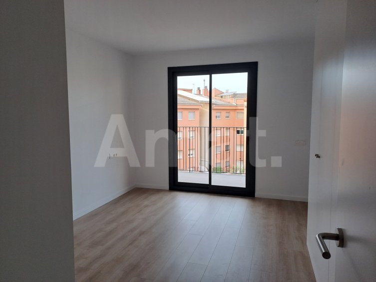 JOSEP RICART Large 4-bedroom flat with terrace -13
