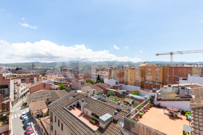 Acollidor i lluminós àtic-estudi amb vistes, al centre -14