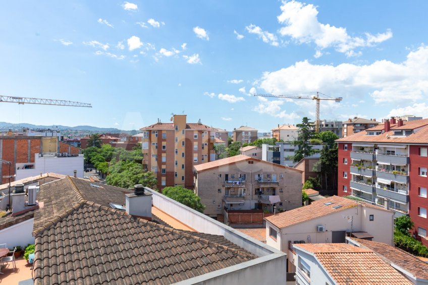 Acollidor i lluminós àtic-estudi amb vistes, al centre -16