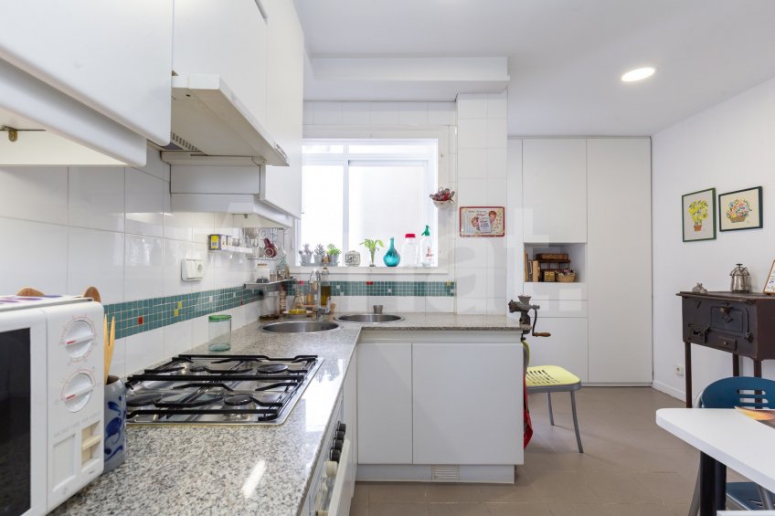 Acollidor i lluminós àtic-estudi amb vistes, al centre -18
