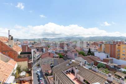 Acollidor i lluminós àtic-estudi amb vistes, al centre -2