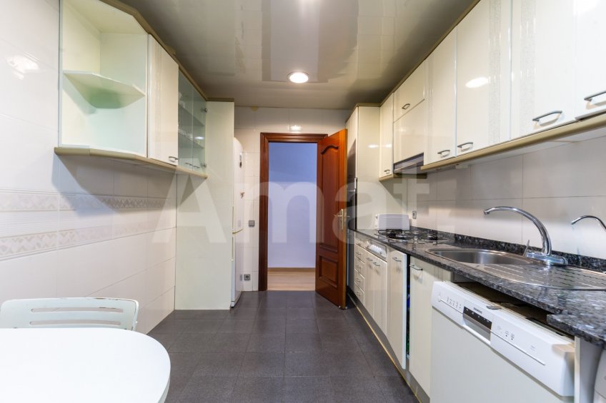 Piso con 4 amplias habitaciones y perfecta ubicación -30