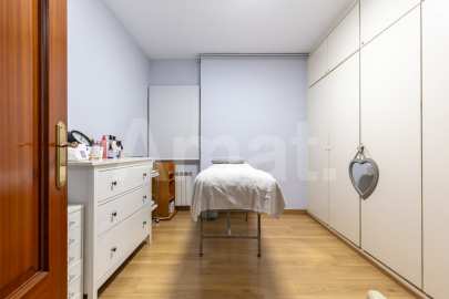 Piso con 4 amplias habitaciones y perfecta ubicación -17