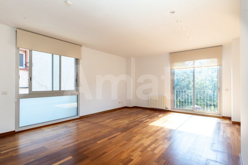 Semi-new, central and quiet flat