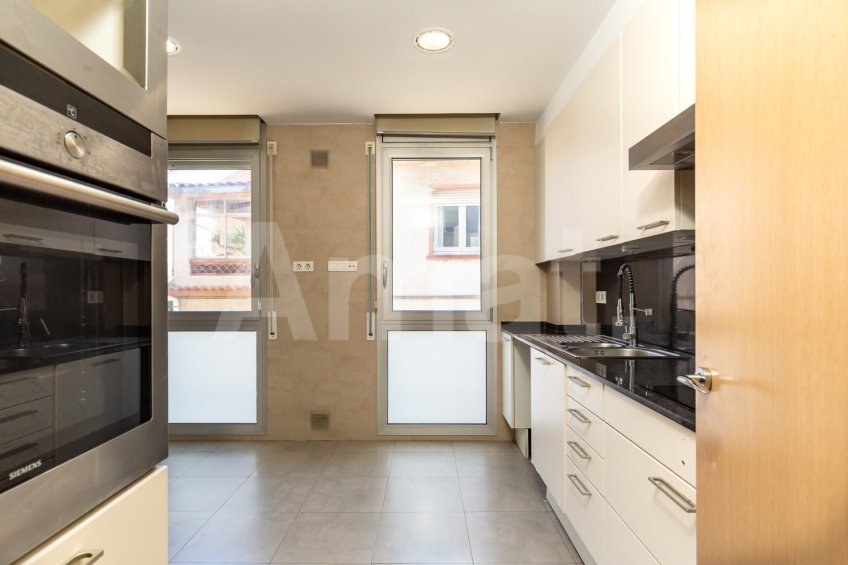 Semi-new, central and quiet flat -10