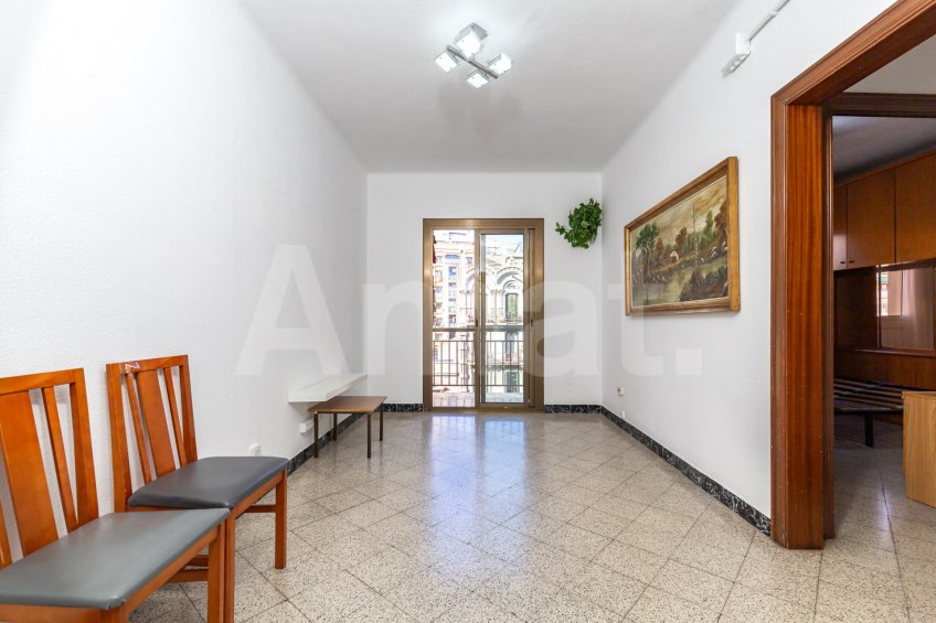 Flat in Clot, with great potential and views of Sagrada Familia -3