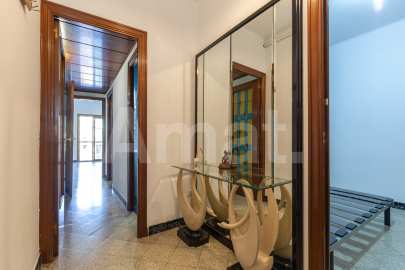 Flat in Clot, with great potential and views of Sagrada Familia -17
