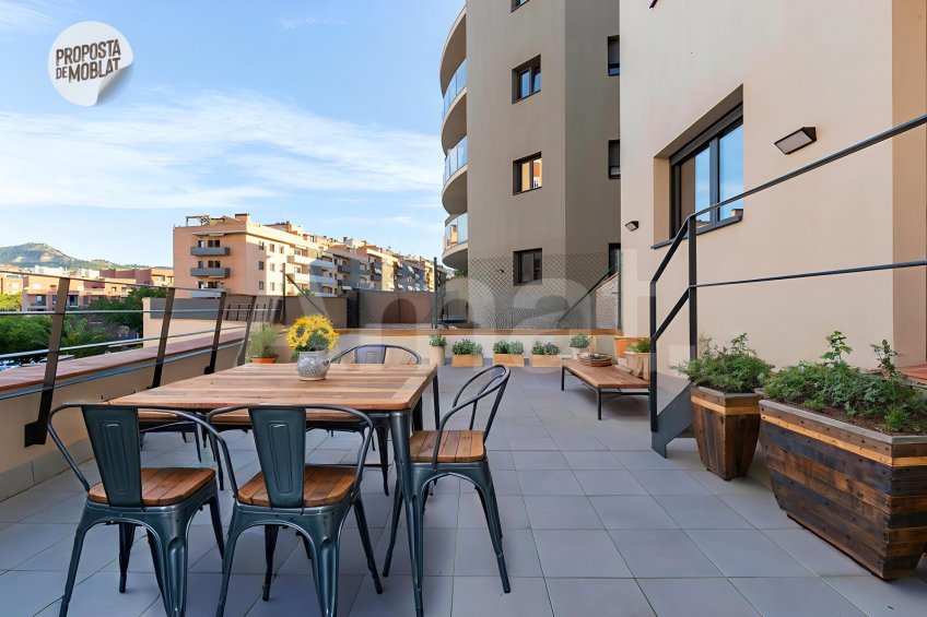 Compacto piso seminuevo y  con gran terraza, cerca del centro