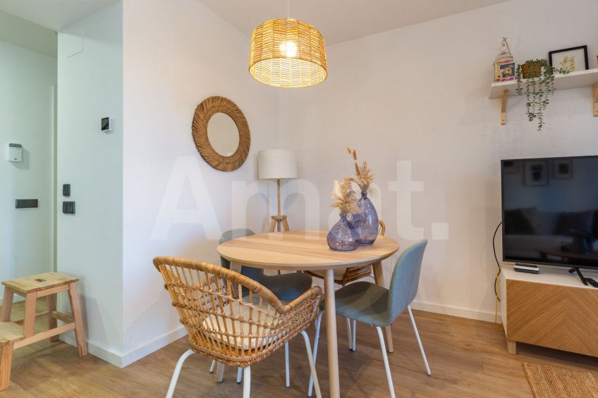 Compacto piso seminuevo y  con gran terraza, cerca del centro -10