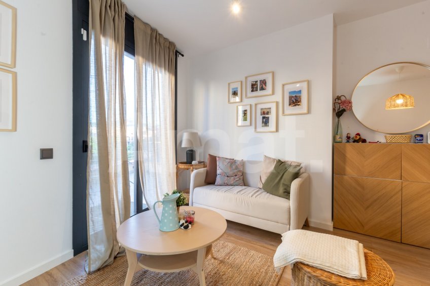 Compacto piso seminuevo y  con gran terraza, cerca del centro -13