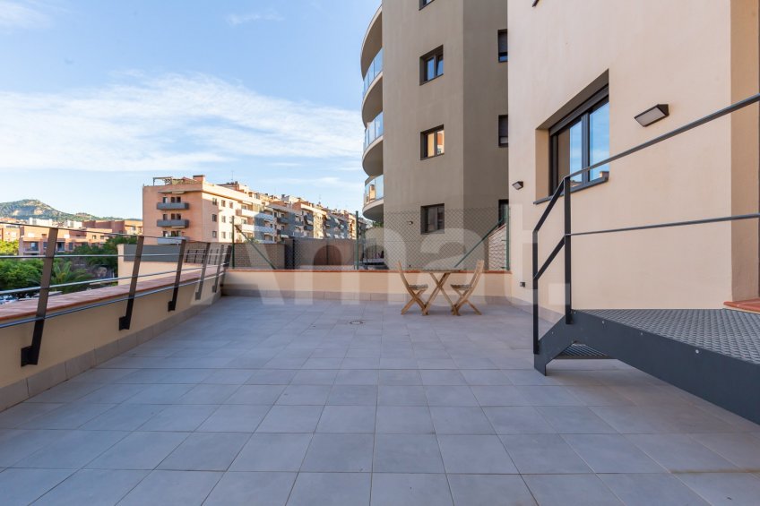 Compacto piso seminuevo y  con gran terraza, cerca del centro -14