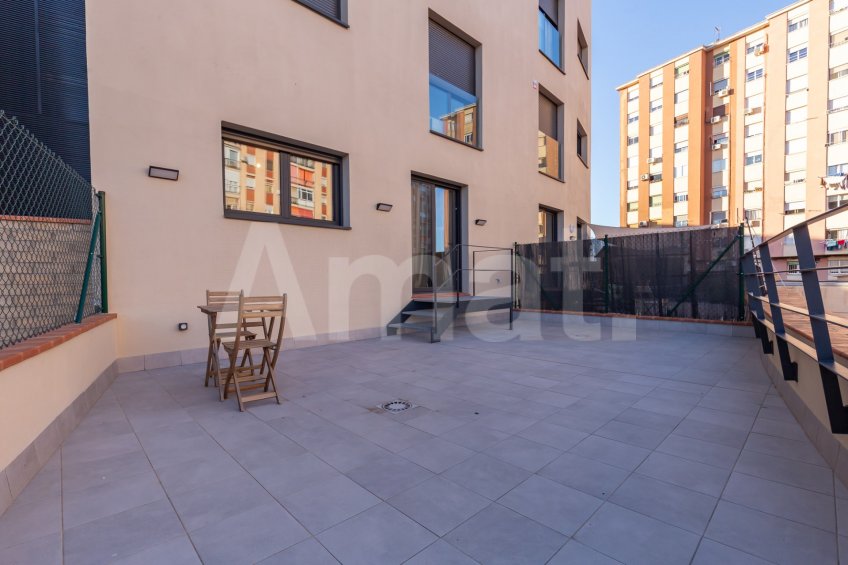 Compacto piso seminuevo y  con gran terraza, cerca del centro -19