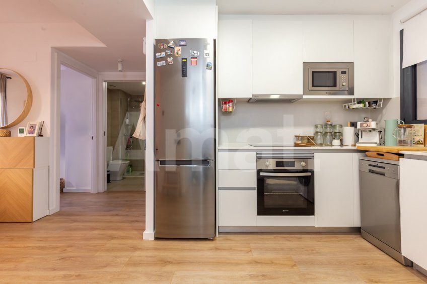 Compacto piso seminuevo y  con gran terraza, cerca del centro -2