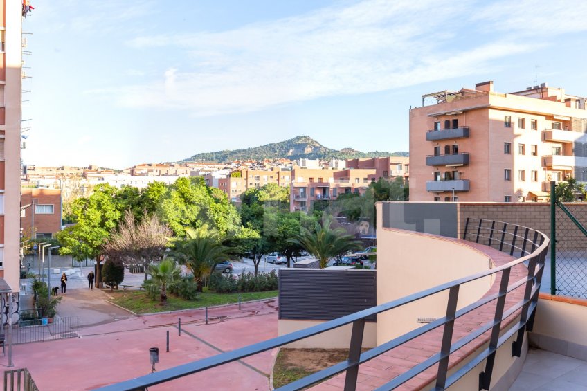 Compacto piso seminuevo y  con gran terraza, cerca del centro -20