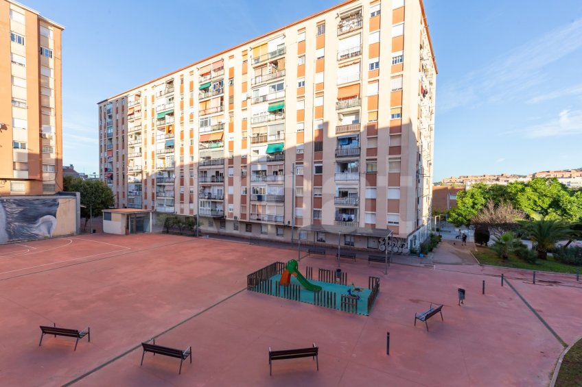 Compacto piso seminuevo y  con gran terraza, cerca del centro -21