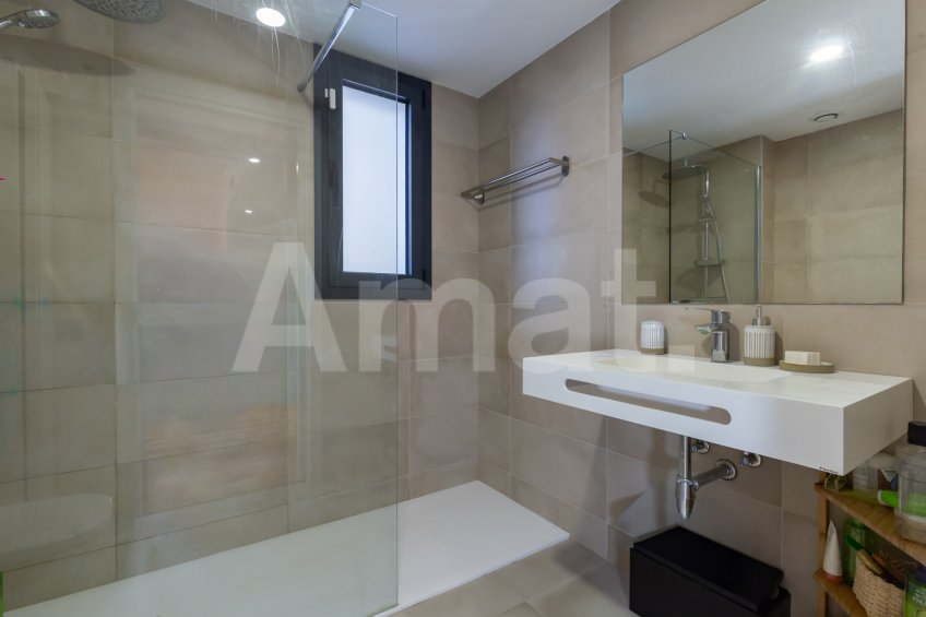 Compacto piso seminuevo y  con gran terraza, cerca del centro -23