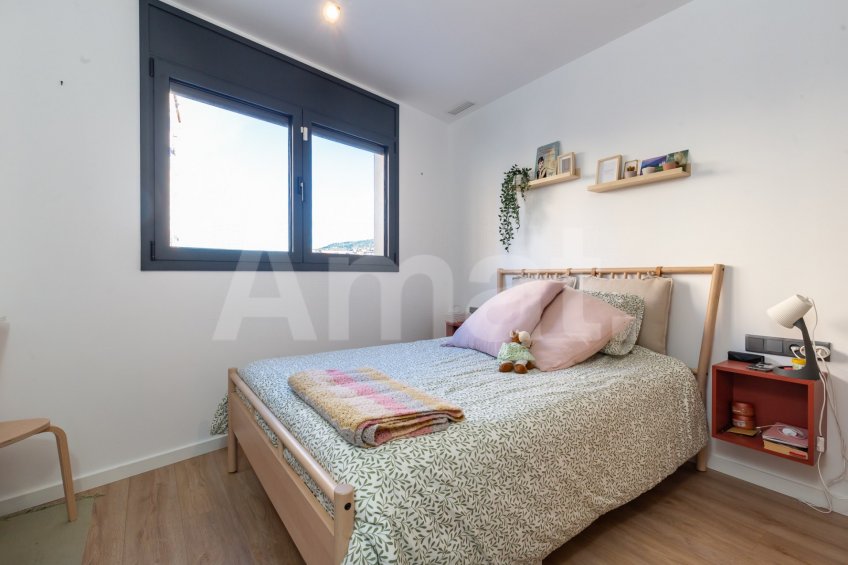 Compacto piso seminuevo y  con gran terraza, cerca del centro -24