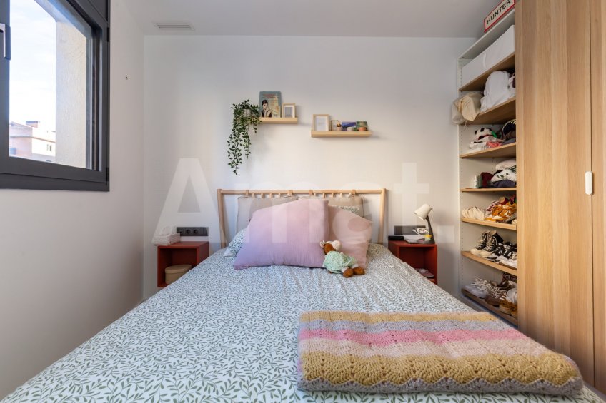 Compacto piso seminuevo y  con gran terraza, cerca del centro -25